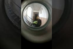 В Мелитополе мужчина избил жену и бился головой о машину полицейских (видео)