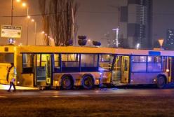 В Киеве Lexus влетел в автобус, есть пострадавшие (видео)