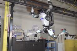 Ученые создали робота-каскадера: делает сальто и шпагат в воздухе (видео)