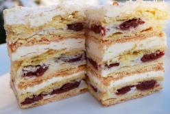Нежнейший торт «Наполеон» с заварным кремом и вишней (видео)
