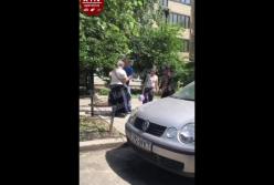 В Киеве цыганки выманивали деньги у прохожих (видео)