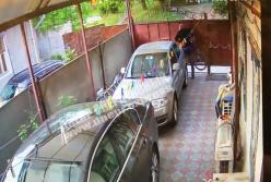 В Днепре наглый вор залез во двор и украл велосипед (видео)