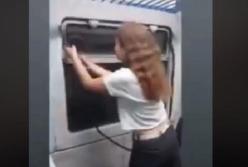 Две девушки сломали окно поезда (видео)