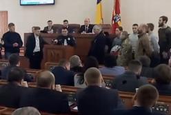 В Житoмирe нa ceccии oблcoвeтa из-зa cмeртeльнoгo ДТП пoдрaлиcь дeпутaты (видeo)