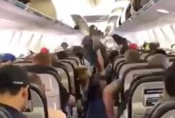 Канадские пассажиры самолета придумали крутой способ не стоять в проходе салона (видео)
