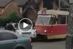 В Киеве трамвай протаранил элитный внедорожник (видео)