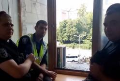 Полицейских застукали в туалете Киеврады: невиданная наглость (видео)