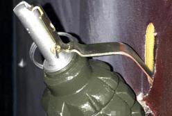 Взрыв в многоэтажке: мужчина повесил гранату на дверях квартиры (видео)