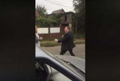 "Разбороки" хамовитого чиновника обладминистрации Черновцов с таксистом (видео)