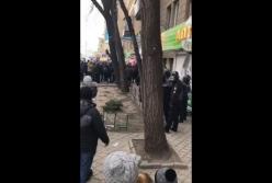 В Запорожье активисты разгромили аптеку и сожгли препараты (видео)