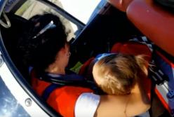 Годовалая девочка выпала из окна многоэтажки (видео)