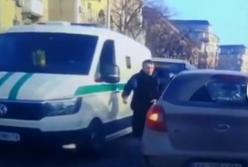 В Запорожье пешеход, прыгнувший под колеса авто, сбежал с места ДТП (видео)