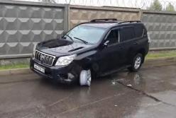 Под Киевом пьяный водитель протаранил автомобиль с ребенком, маршрутный автобус и врезался в забор (видео)