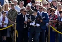 Во время выступления Порошенко солдат почетного караула потерял сознание (видео)