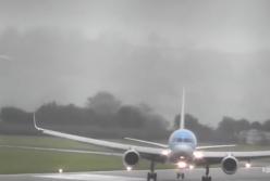 Трюковый маневр: женщина-пилот мастерски посадила самолет во время шторма (видео)