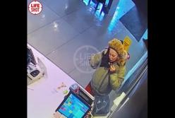 В России женщина нашла "пикантную" замену маске (видео)