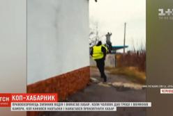 Патрульный полицейский пытался съесть взятку и убежать (видео)