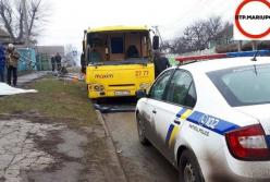 В Мариуполе маршрутка врезалась в остановку с людьми, есть пострадавшие (видео)