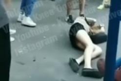 Таскали за волосы по асфальту: в Киеве девушки устроили жесткую драку (видео)