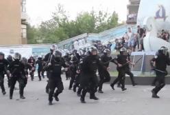 Массовая драка на 9 мая в Днепре: утихомирить фанатов прибыли сотни полицейских (видео)