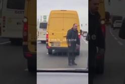 В Киеве на дороге подрались водители (видео)