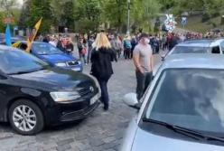 Протестующие перекрыли движение в центре Киева (видео)