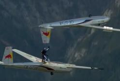 Прыжок с самолета на самолет: самые опасные трюки (видео)