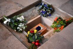 Между могилами Ньютона и Дарвина: прах Стивена Хокинга захоронили в Лондоне (видео)