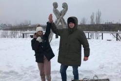 В Киеве влюбленные решили сковать себя цепью на три месяца (видео)