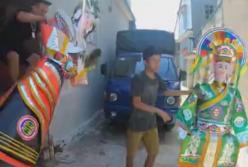 Деревня бумажных чучел наводит страх на туристов (видео)