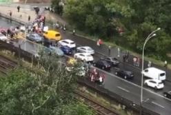 В Киеве протестующие заблокировали мост Метро (видео)