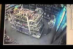 В Запорожской области две женщины обокрали алкогольный отдел магазина (видео)