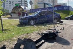 В Киеве неадекватный водитель сбил женщину на тротуаре (видео)