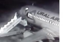 Страшный момент обрушения трапа самолета в России: люди посыпались, как из корзины (видео)