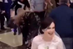 Уж замуж невтерпеж: девушки подрались из-за букета невесты (видео)