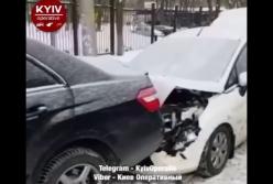 В Киеве водитель разгромил четыре авто и сбежал с места (видео)