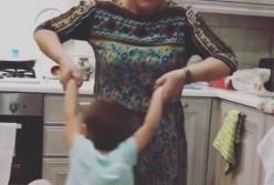 71-летняя народная артистка Украины энергично станцевала со своей внучкой (видео)