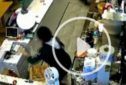 Огромный кабан устроил переполох в чайной лавке в Китае (видео)