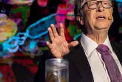 Зачем Билл Гейт выступал с баночкой фекалий? (видео)