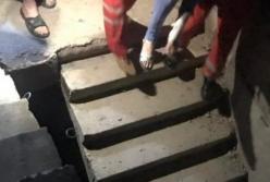 В Бердянске женщину обнаружили окровавленной в недостроенном здании (видео)
