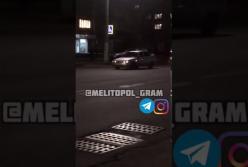 В Мелитополе на пешеходном переходе автомобиль сбил женщину (видео)