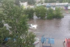 В подъездах водопады: последствия мощного ливня на Донбассе (видео)