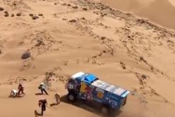 Страшные кадры: российский экипаж наехал на зрителя во время гонки "Дакар" (видео)