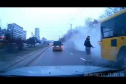 У Львове на ходу загорелся автобус (видео)