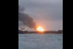 Горят два корабля у входа в Керченский пролив: десятки человек в опасности (видео)