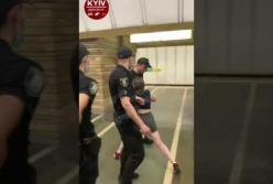 В киевском метро неадекват устроил драку и кидался на копов (видео)