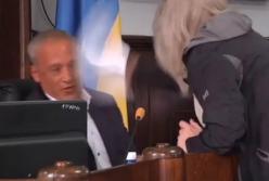 В Черновцах неадекватная женщина напала на мэра (видео)
