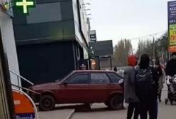 В Мелитополе водитель выехал на тротуар и врезался в аптеку (видео) 
