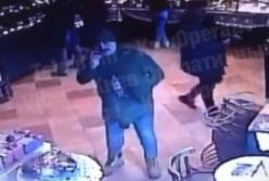 В Киеве мужчина украл из кафе коробку с пожертвованиями для больных детей (видео)