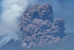 Тисячі людей у небезпеці й тікають: в Італії масштабне виверження вулкану Етна (відео)